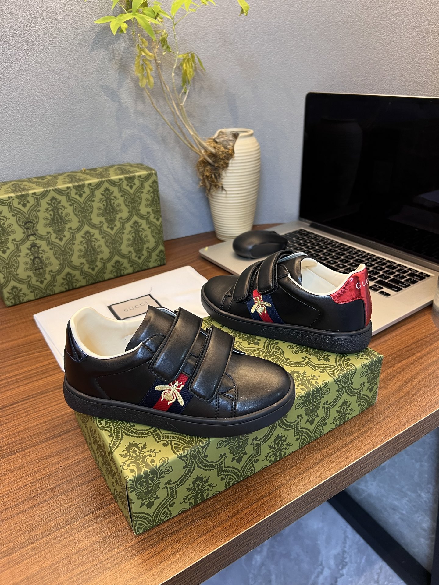 Children's shoes child